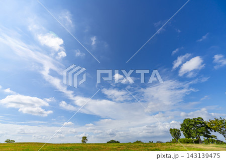 夏の青空と雲と草原 143139475