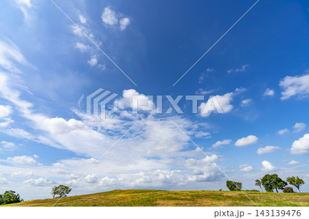 夏の青空と雲と草原 143139476
