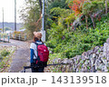 晩秋の山道を歩く登山女子の後ろ姿 弥十郎ヶ岳※作品コメント欄に撮影位置 143139518