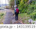 晩秋の山道を歩く登山女子の後ろ姿 弥十郎ヶ岳※作品コメント欄に撮影位置 143139519