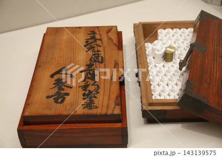 歴史的な資料館に展示された金千両の文字が入った千両箱と小判のレプリカの全景3 歴史的な資料館に展示された金千両の文字が入った千両箱と小判のレプリカの全景3 143139575