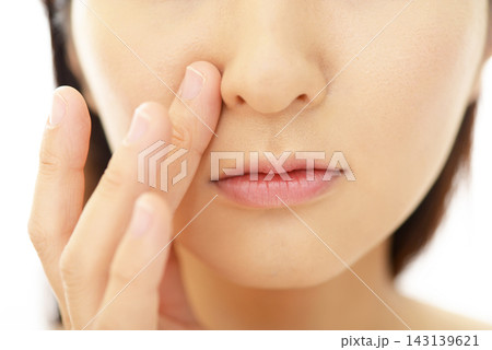お肌をチェックする女性 143139621