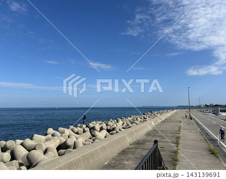 海へと続く道 海へと続く道 143139691