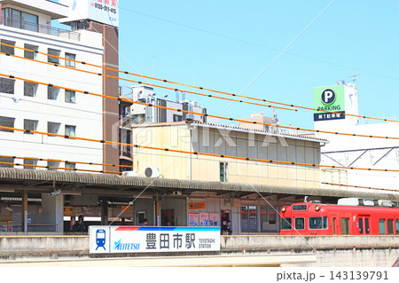 愛知県豊田市、名鉄豊田市駅に停車する電車の風景 愛知県豊田市、名鉄豊田市駅に停車する電車の風景 143139791