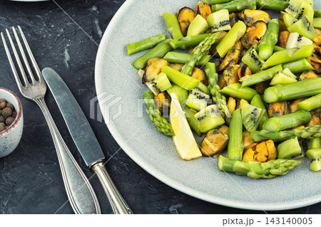 Mussels salad with asparagus and kiwi Mussels salad with asparagus and kiwi 143140005