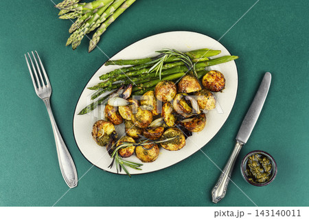 Healthy roasted asparagus with baby potatoes and pesto Healthy roasted asparagus with baby potatoes and pesto 143140011