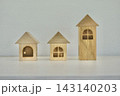 3つの木製おもちゃの家 143140203