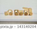 木製の車と作業車のミニカー 143140204