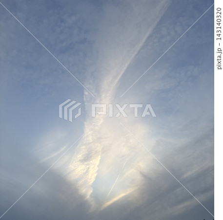 青空に伸びるダイナミックな筋状の雲と空模様 青空に伸びるダイナミックな筋状の雲と空模様 143140320