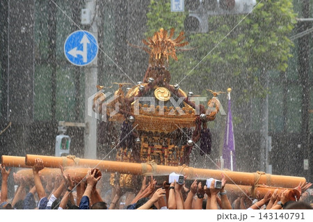 富岡八幡宮のお神輿 江戸三大祭り 水かけ祭り 富岡八幡宮のお神輿 江戸三大祭り 水かけ祭り 143140791