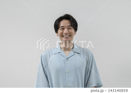カメラ目線で笑顔の20代男性 カメラ目線で笑顔の20代男性 143140859