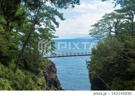 城ヶ崎海岸の有名なポイントの門脇吊り橋 城ヶ崎海岸の有名なポイントの門脇吊り橋 143140890