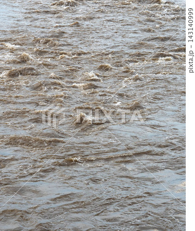 雨で増水した河川 雨で増水した河川 143140999