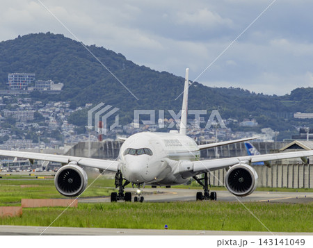 滑走路路にに向かう飛行機 143141049