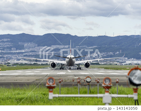 離陸する飛行機 143141050