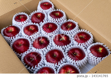 信州紅玉りんご、開いた箱に並ぶ秋の味覚 143141765