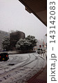 雪の駅 143142083