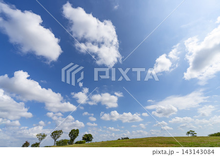夏の青空と雲と草原 143143084