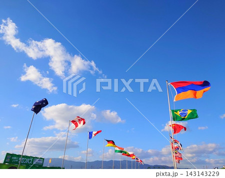 青空にたなびく万国旗と世界の国旗(屋外イベント) 青空にたなびく万国旗と世界の国旗(屋外イベント) 143143229