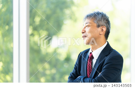 腕組みをするシニア男性ビジネスマン 143143503