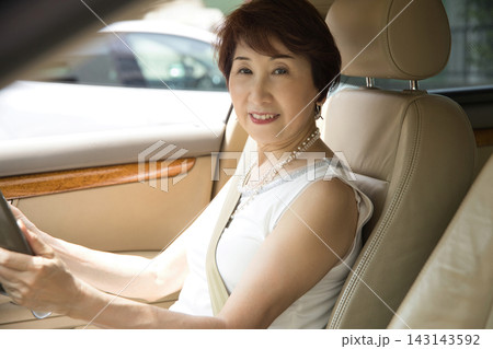運転をするシニアの女性 143143592