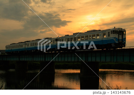 夕刻の春日川を渡るキハ40系気動車（JR四国） 143143676
