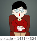 映画を見る男性のイラスト 143144324