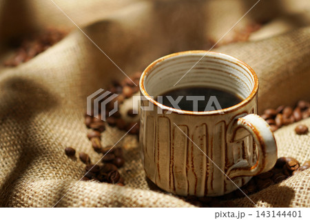 淹れたてのコーヒー 143144401