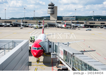 明るい日差しの下の広々としたスイスのチューリッヒの空港 明るい日差しの下の広々としたスイスのチューリッヒの空港 143144434
