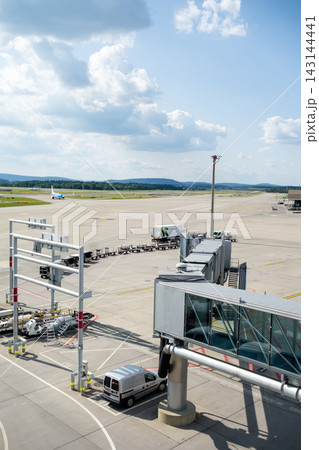 明るい日差しの下の広々としたスイスのチューリッヒの空港 明るい日差しの下の広々としたスイスのチューリッヒの空港 143144441