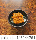 和風木目テーブルに映える極上ウニ丼(文字入れ用上部スペースあり) 和風木目テーブルに映える極上ウニ丼(文字入れ用上部スペースあり) 143144764
