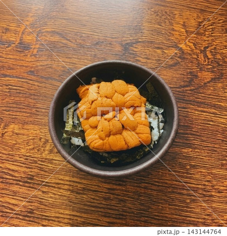 和風木目テーブルに映える極上ウニ丼(文字入れ用上部スペースあり) 和風木目テーブルに映える極上ウニ丼(文字入れ用上部スペースあり) 143144764