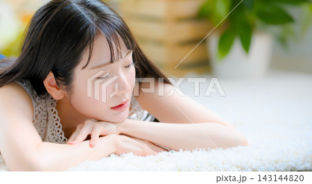 ラグの上でくつろぐ女性の顔 ラグの上でくつろぐ女性の顔 143144820