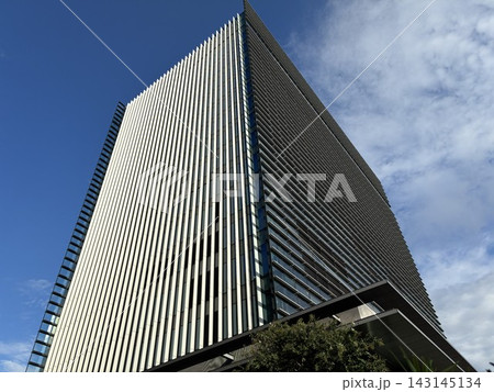 青空と雲にそびえ立つ近代的な高層ビル Skyscraper 青空と雲にそびえ立つ近代的な高層ビル Skyscraper 143145134