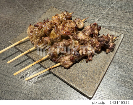角皿に盛られた香ばしい焼き鳥の盛り合わせ 143146532