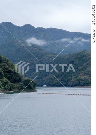 曇天の空と低く垂れ込める雲が広がる奥多摩湖の景色 曇天の空と低く垂れ込める雲が広がる奥多摩湖の景色 143149202