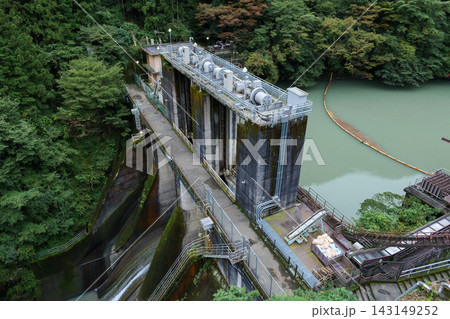 深い山林に囲まれた奥多摩町・白丸ダムの堤体 深い山林に囲まれた奥多摩町・白丸ダムの堤体 143149252