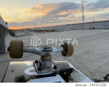 夕焼け空とスケートボード 海辺のスケートパーク 夕焼け空とスケートボード 海辺のスケートパーク 143151108