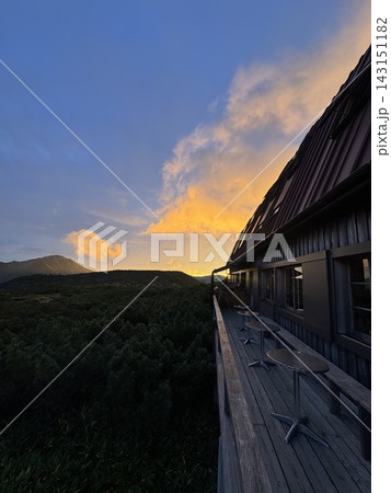 雲の平山荘から見る夕焼け 雲の平山荘から見る夕焼け 143151182