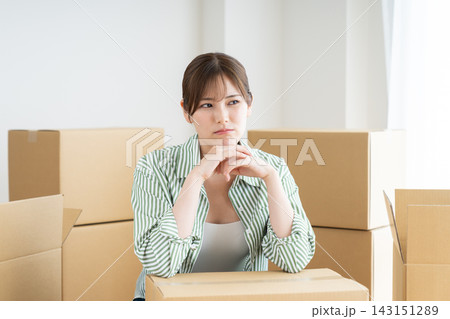 引越しで悩む若い女性 引越しで悩む若い女性 143151289