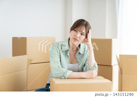 引越しで悩む若い女性 引越しで悩む若い女性 143151290