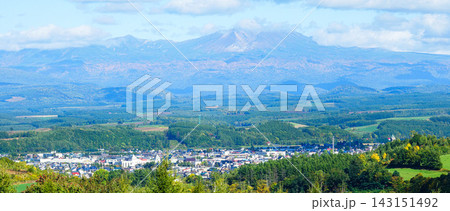 爽やかな秋の日に美瑛の丘から美瑛市街地を一望した風景 143151492