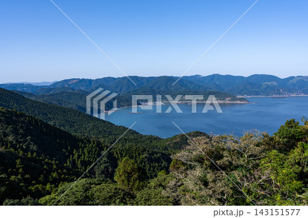 都井岬から望む緑の山並みと青い海岸風景 143151577