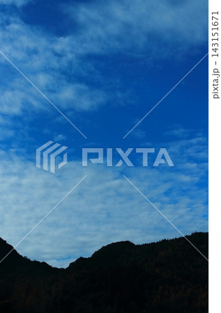 冬の空と白い雲 冬の空と白い雲 143151671