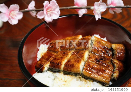 うな丼のクローズアップ うな丼のクローズアップ 143151999