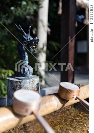 龍の口から滴る水と神社の手水 143152618