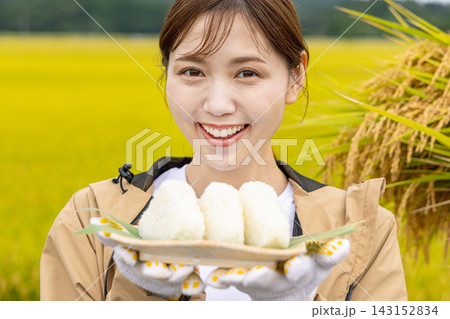 おにぎりを持つ若い女性 143152834