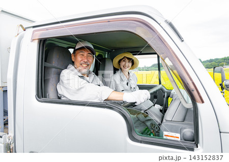トラックを運転するシニア夫婦 143152837
