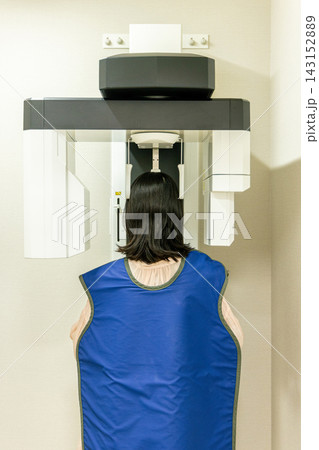 歯科医院でレントゲン撮影を受ける女性 歯科医院でレントゲン撮影を受ける女性 143152889
