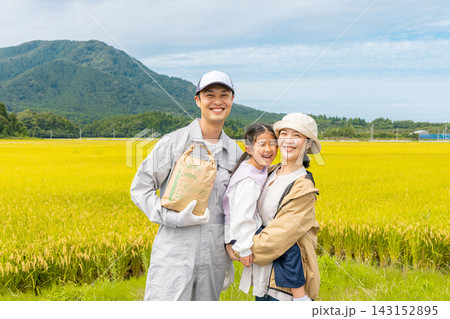 稲刈りをする家族 稲刈りをする家族 143152895